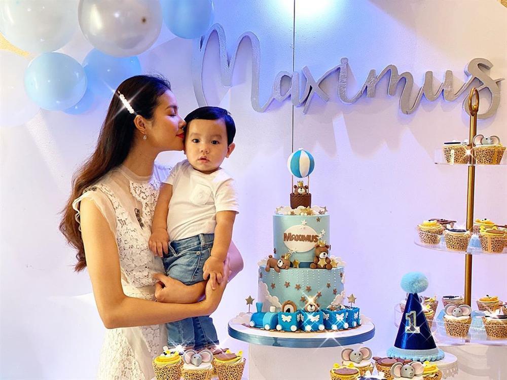 Mới hơn 1 tuổi, quý tử nhà Phạm Hương đã dọn nhà tháo vát khiến các mẹ bỉm sữa trầm trồ-7