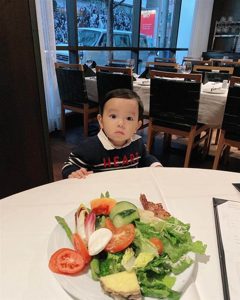 Mới hơn 1 tuổi, quý tử nhà Phạm Hương đã dọn nhà tháo vát khiến các mẹ bỉm sữa trầm trồ-9