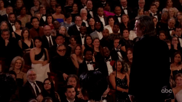 Leonardo DiCaprio nhìn say đắm khi Brad Pitt chiến thắng giải Oscar, fan bất chấp tất cả mà đẩy thuyền-4