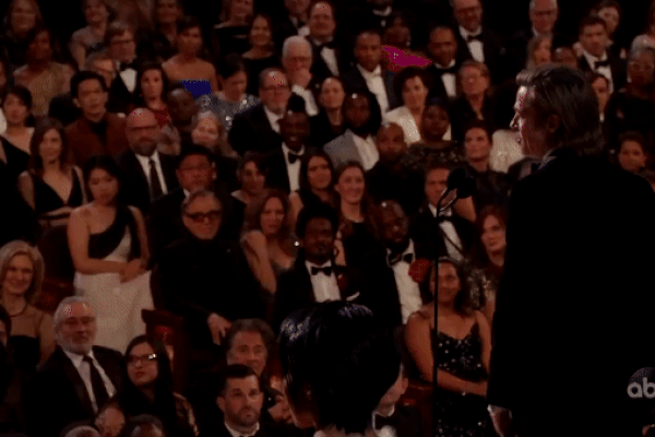 Leonardo DiCaprio nhìn say đắm khi Brad Pitt chiến thắng giải Oscar, fan bất chấp tất cả mà 'đẩy thuyền'