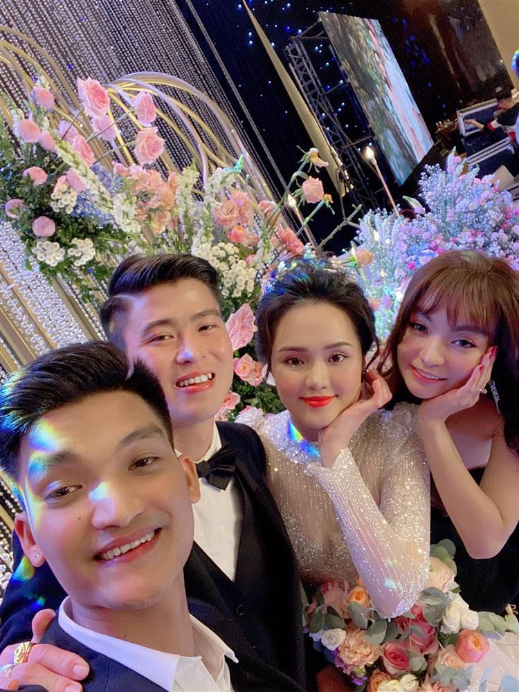 Phù dâu, phù rể trong đám cưới Đỗ Duy Mạnh làm ai cũng bất ngờ khi công khai hôn bất chấp-2