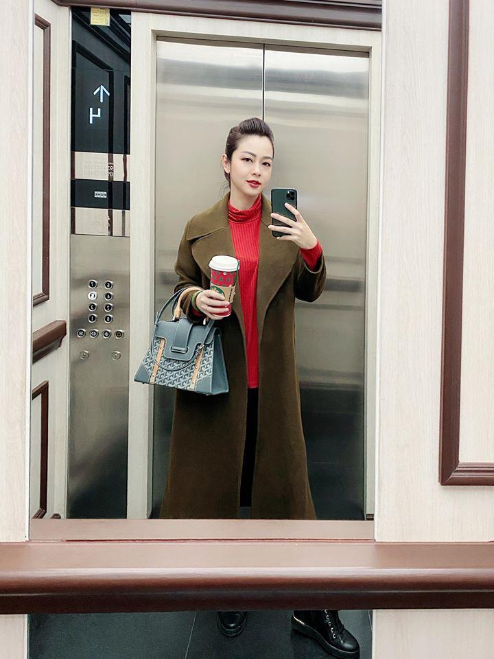 Sau 1 tháng lâm bồn, hoa hậu Jennifer Phạm lần đầu để con thứ 4 lộ diện-2