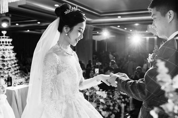 Qua cả tá phần mềm chỉnh ảnh vẫn bị chê mặt nọng, vợ Phan Văn Đức cà khịa antifan cực gắt-3