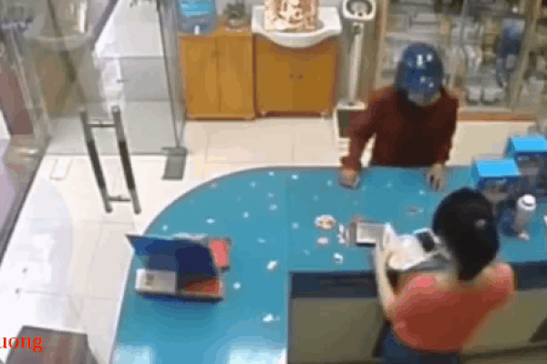 Clip: Lấy điện thoại tính tiền cho khách, chủ hiệu thuốc 'chết lặng' vì người phụ nữ ra tay quá nhanh