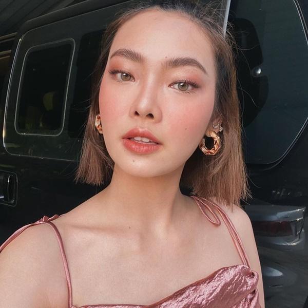 Mặc quần áo bình dân nhưng khéo diện 6 kiểu trang sức hot hit nhất 2020, các nàng sẽ sang chảnh level max-2