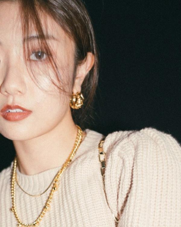 Mặc quần áo bình dân nhưng khéo diện 6 kiểu trang sức hot hit nhất 2020, các nàng sẽ sang chảnh level max-4
