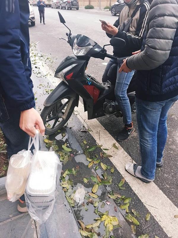 Thấy shipper bị bùng 4 suất cơm gà, cô gái trẻ có hành động khiến tất cả khen ngợi-2