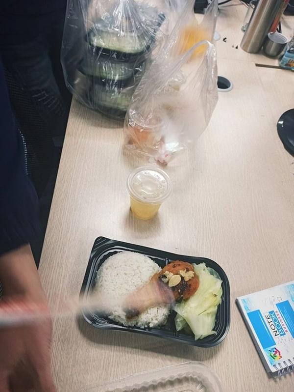 Thấy shipper bị bùng 4 suất cơm gà, cô gái trẻ có hành động khiến tất cả khen ngợi-3