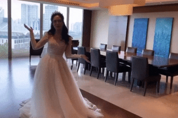 CLIP GIỜ MỚI HÉ LỘ: Cô dâu của Duy Mạnh suýt ngã sấp mặt vì chiếc váy cưới đắt đỏ