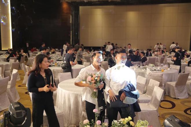 Bắt được hoa cưới Duy Mạnh, Văn Toàn bị fan trêu sắp nối gót kết hôn-1