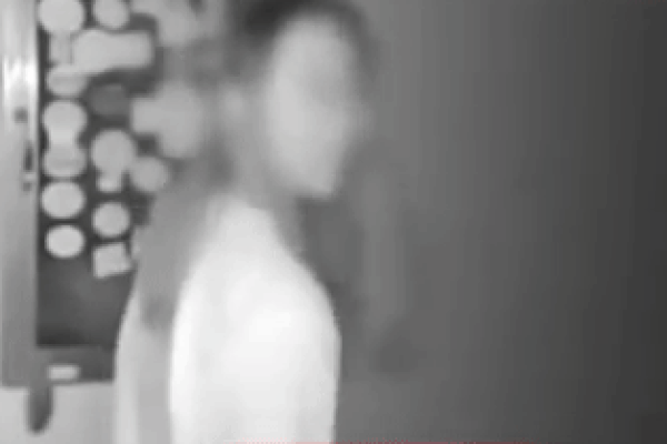 Clip: Ghê người cụ ông nhổ nước bọt bôi vào thang máy chung cư giữa đại dịch virus corona-1