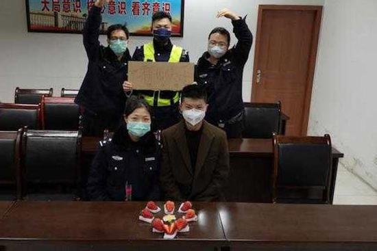 Cặp đôi cảnh sát nên duyên vợ chồng giữa nạn dịch corona: Không hoa tươi, không lễ phục, không bánh cưới