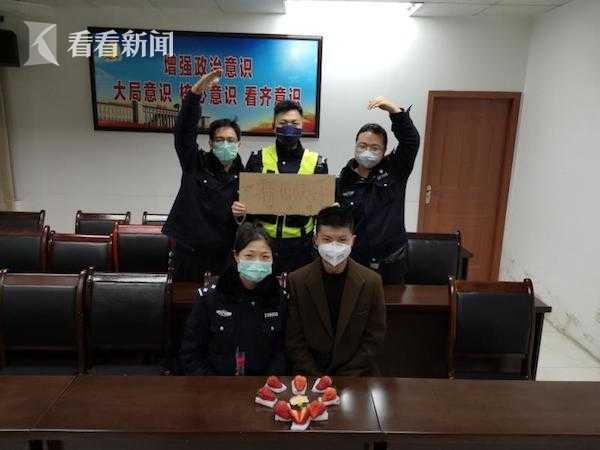 Cặp đôi cảnh sát nên duyên vợ chồng giữa nạn dịch corona: Không hoa tươi, không lễ phục, không bánh cưới-1