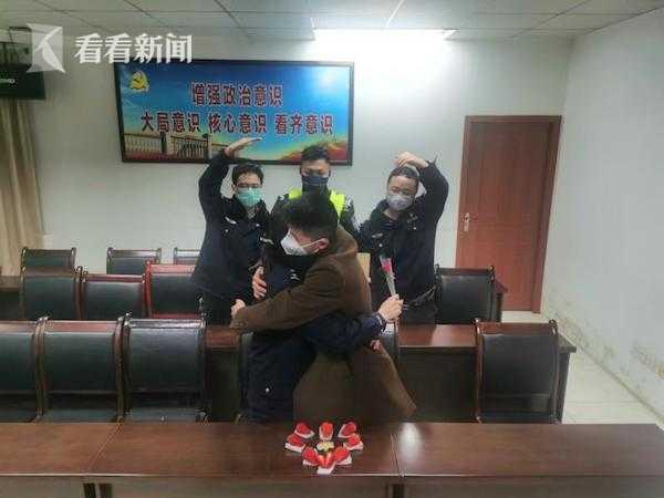 Cặp đôi cảnh sát nên duyên vợ chồng giữa nạn dịch corona: Không hoa tươi, không lễ phục, không bánh cưới-2