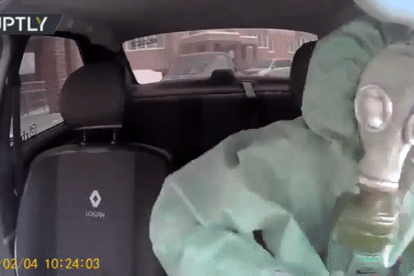 Clip: Tài xế taxi biến thành 'người ngoài hành tinh' trong bộ đồ chống dịch virus corona cực độc