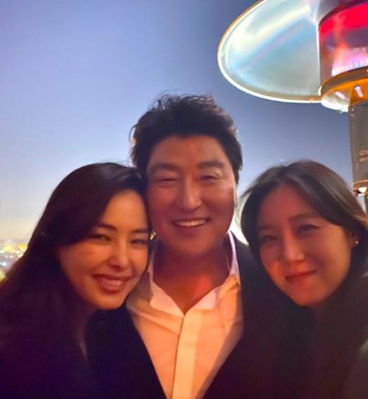 Hoa hậu Hàn bị chỉ trích hám fame khi đăng ảnh chúc mừng đoàn phim Ký Sinh Trùng tại Oscar-2