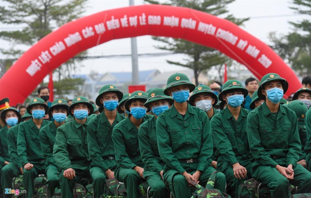 Trai trẻ quyến luyến người yêu, rơi nước mắt khi lên đường nhập ngũ-1