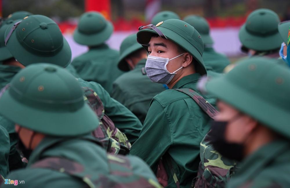 Trai trẻ quyến luyến người yêu, rơi nước mắt khi lên đường nhập ngũ-2