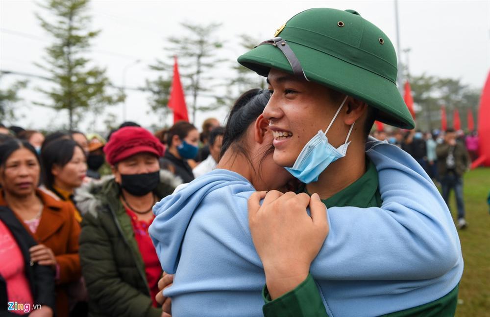 Trai trẻ quyến luyến người yêu, rơi nước mắt khi lên đường nhập ngũ-5