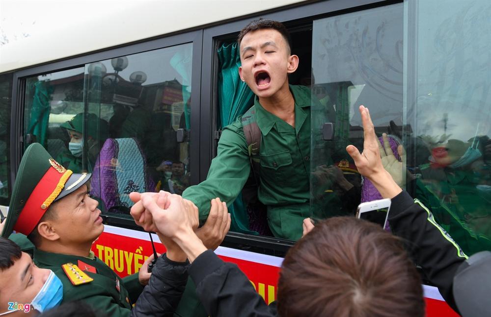 Trai trẻ quyến luyến người yêu, rơi nước mắt khi lên đường nhập ngũ-8