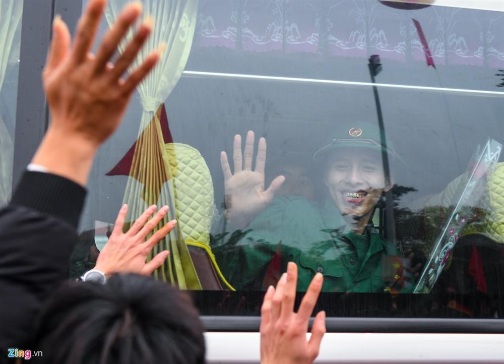 Trai trẻ quyến luyến người yêu, rơi nước mắt khi lên đường nhập ngũ-9