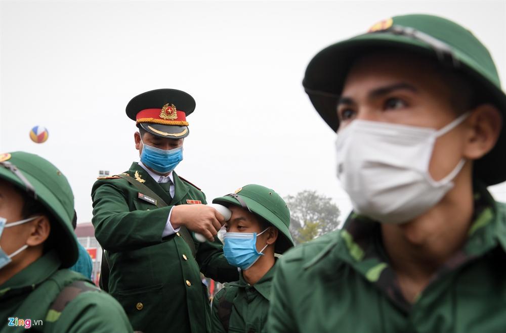 Trai trẻ quyến luyến người yêu, rơi nước mắt khi lên đường nhập ngũ-10