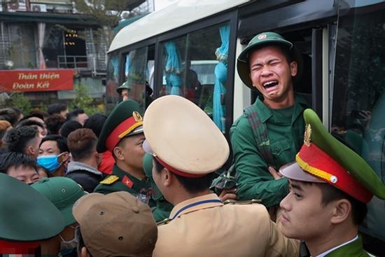 Trai trẻ quyến luyến người yêu, rơi nước mắt khi lên đường nhập ngũ