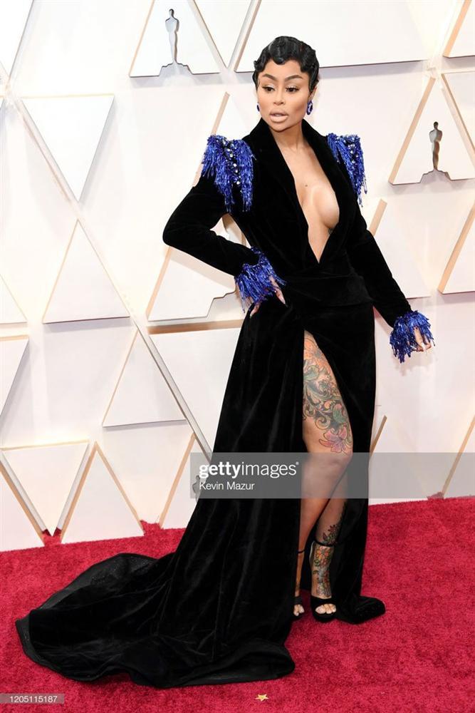 Mai Phương Thúy lộ thân hình đô con - Trang phục dạ hội demo của Hoài Sa bị chê quê mùa-5