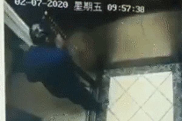 Clip: Ghê người cụ ông nhổ nước bọt bôi vào thang máy chung cư giữa đại dịch virus corona