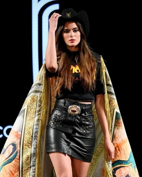 Á hậu 2 Hoa hậu Hoàn vũ 2019 - Sofía Aragón (Mexico) trình diễn trong một show diễn thời trang thuộc khuôn khổ New York Fashion Week đang diễn ra.