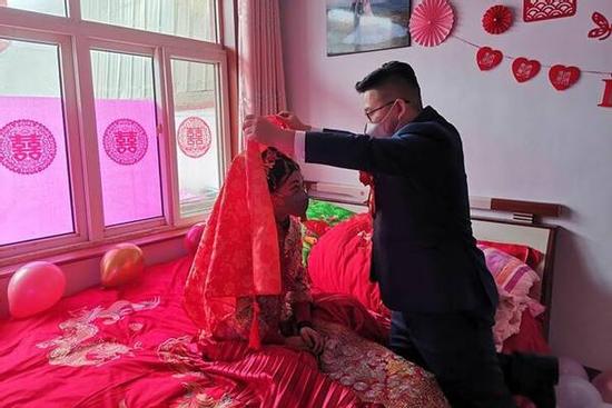 Đám cưới mùa dịch Corona: Không một khách mời, nghi thức đúng 2 phút, chú rể không biết cô dâu đánh màu son gì