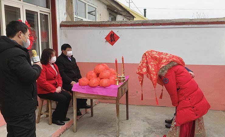 Đám cưới mùa dịch Corona: Không một khách mời, nghi thức đúng 2 phút, chú rể không biết cô dâu đánh màu son gì-1