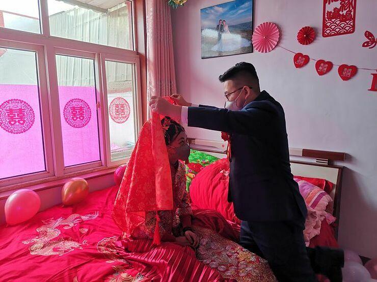 Đám cưới mùa dịch Corona: Không một khách mời, nghi thức đúng 2 phút, chú rể không biết cô dâu đánh màu son gì-2