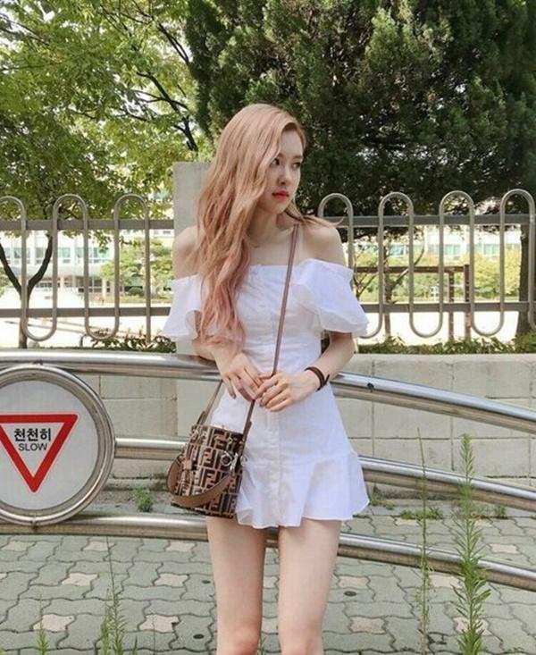 Mọi người thường thấy stylist cho Rosé và các thành viên BlackPink diện áo crop top phối với quần shorts hoặc chân váy ngắn. Công thức mix đồ này giúp 4 cô gái khoe được vòng eo con kiến và đôi chân dài thon gọn. Chính vì vậy, trong cuộc sống hàng ngày, Rosé cũng ăn mặc không khác lúc biểu diễn là bao.