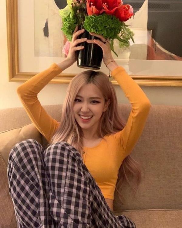 Nhiều fan cho hay họ cảm thấy rất thích thú khi xem những hình ảnh đời thường của Rosé. Dù chỉ ăn mặc đơn giản, 9X vẫn trông xinh đẹp, đáng yêu và chưa từng diện đồ khiến họ thất vọng.