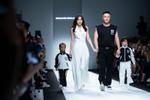 Brooklyn Beckham, Rose Black Pink xem show thời trang cùng chị gái bệnh nhân Covid thứ 17-12