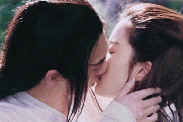 Lưu Diệc Phi gây tranh cãi về biểu cảm bị chê vô hồn trong Mulan-4