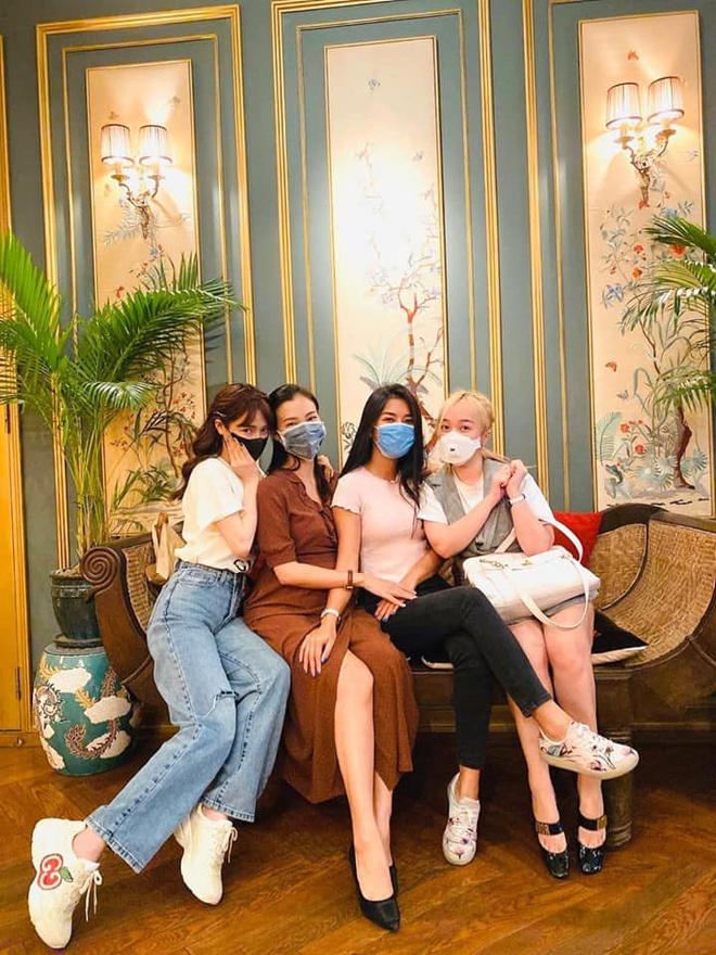 Nhã Phương đeo khẩu trang khi gặp gỡ nhóm bạn thân giữa mùa dịch-1