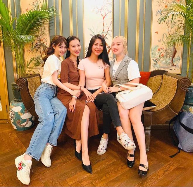 Nhã Phương đeo khẩu trang khi gặp gỡ nhóm bạn thân giữa mùa dịch-2