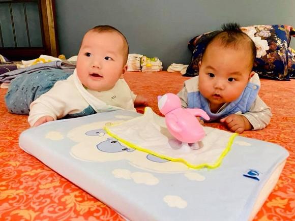 Trương Nam Thành hào hứng khoe ảnh cặp quý tử tròn 6 tháng, điểm thú vị này khiến ai nấy bất ngờ-1