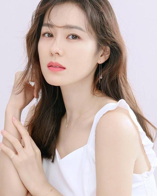 Ở tuổi 38, Son Ye Jin vẫn là cô đào độc thân đắt giá của làng giải trí Hàn Quốc. Chia sẻ với các phóng viên, cô cho biết cô vẫn đang bận rộn với công việc diễn xuất và chưa có thời gian yêu đương mặc dù trước đó mục tiêu mà người đẹp này vạch ra cho bản thân là sẽ kết hôn trước 34 tuổi.