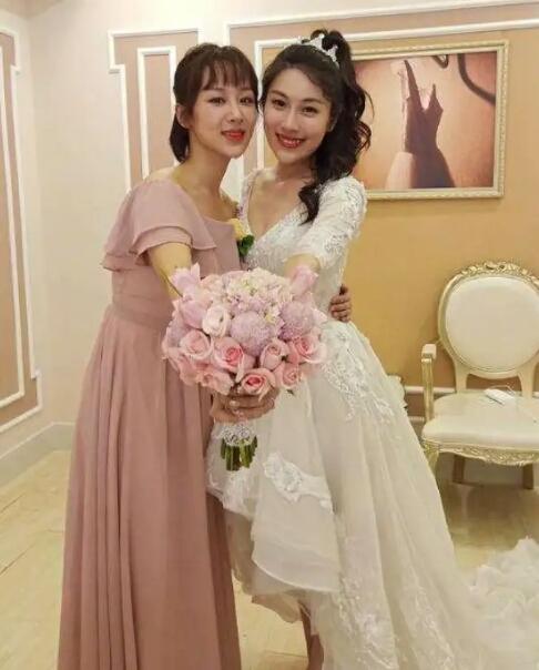 Mặc giản dị đi ăn cưới, Triệu Lệ Dĩnh và Dương Tử được khen ngợi hết lời-1