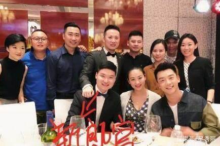 Mặc giản dị đi ăn cưới, Triệu Lệ Dĩnh và Dương Tử được khen ngợi hết lời-4