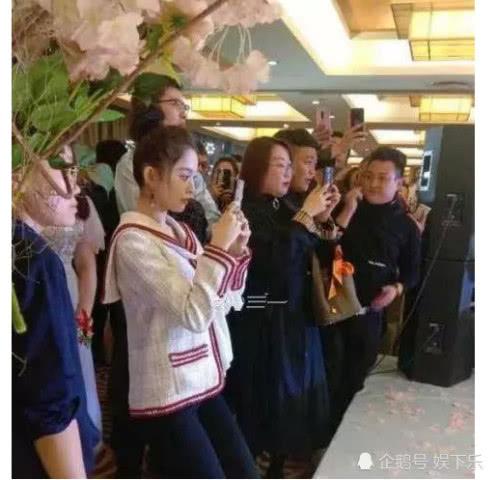 Mặc giản dị đi ăn cưới, Triệu Lệ Dĩnh và Dương Tử được khen ngợi hết lời-8