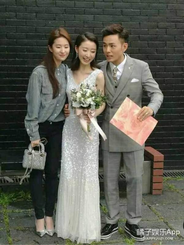 Mặc giản dị đi ăn cưới, Triệu Lệ Dĩnh và Dương Tử được khen ngợi hết lời-11