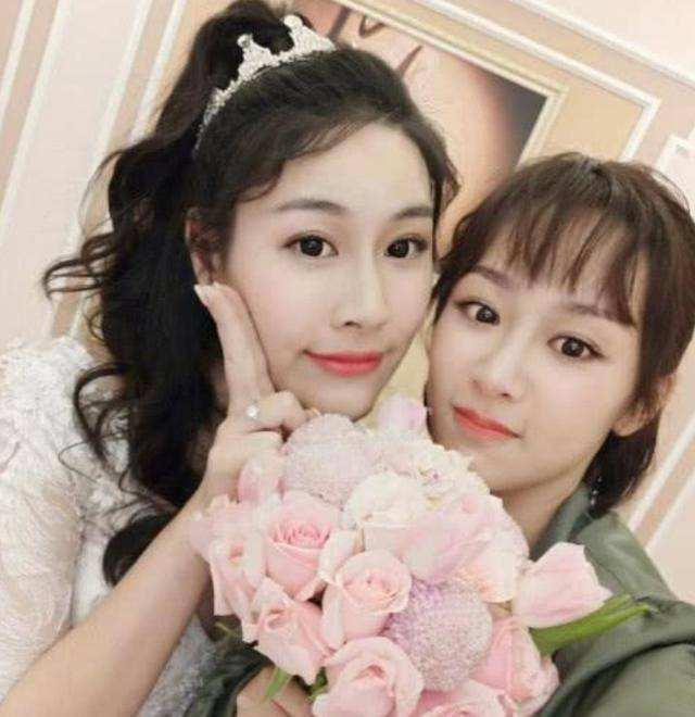 Mặc giản dị đi ăn cưới, Triệu Lệ Dĩnh và Dương Tử được khen ngợi hết lời-2