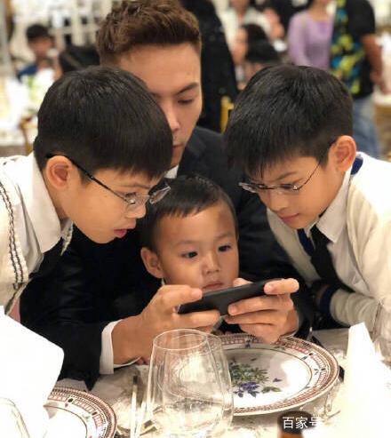 Mặc giản dị đi ăn cưới, Triệu Lệ Dĩnh và Dương Tử được khen ngợi hết lời-13