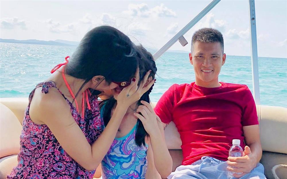 Con gái công khai chê phong cách thời trang của Thủy Tiên, cảnh báo mẹ ra đường người ta cười-2