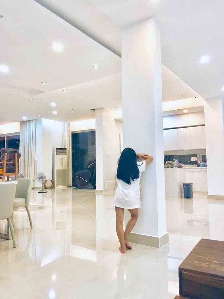 Con gái công khai chê phong cách thời trang của Thủy Tiên, cảnh báo mẹ ra đường người ta cười-3