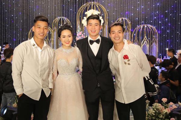 Tiền đạo Văn Toàn khoe chụp ảnh sống ảo cho Tuấn Anh-3